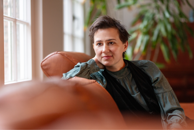 Maud Vanhauwaert over stuwend schrijven en het dartelen van de dichter