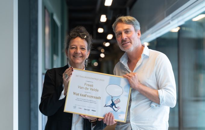 ‘Wat taal verraadt’ van Freek Van de Velde wint Taalboekenprijs 2025