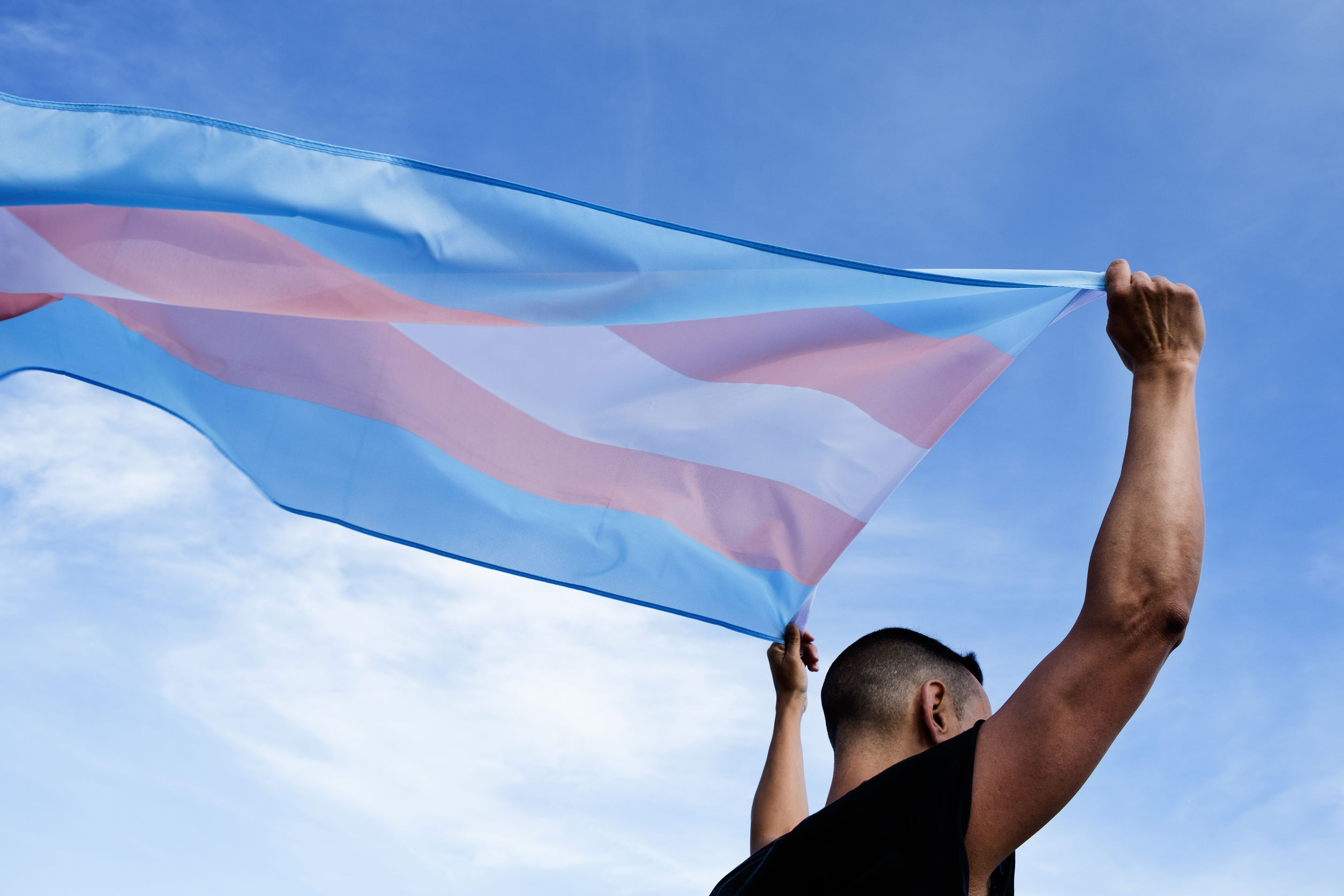 Man met transgendervlag